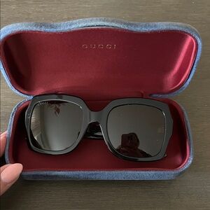 Gucci Elegant Black Sunglasses